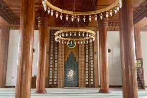 Photo wooden chandelier