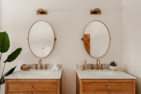 Photo brass vanity light