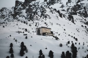 Photo ski chalet lighting