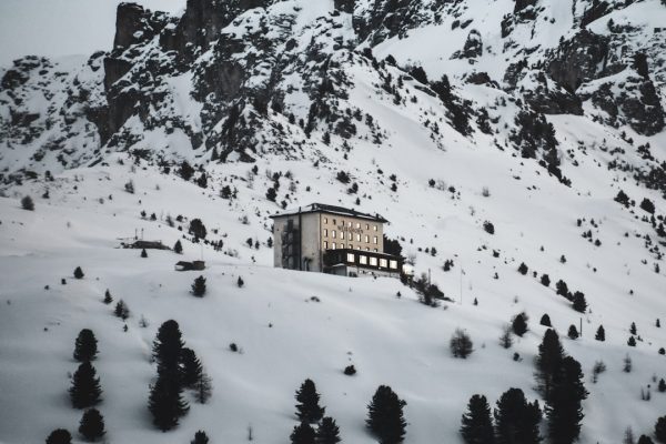 Photo ski chalet lighting