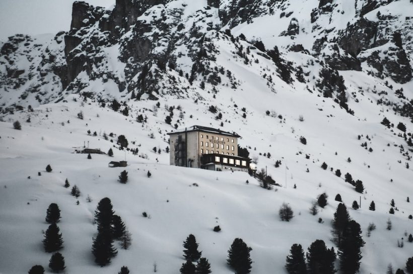 Photo ski chalet lighting